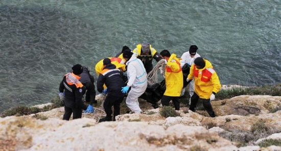 جسد پناهجو 550x295 - گارد ساحلی هسپانیا از جان باختن 6 پناهجوی غیر قانونی خبر داد