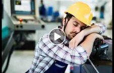 ویدیو/ عاقبت خوابیدن کارگر در حین انجام کار