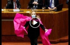 ویدیو/ شادی عجیب خانم نماینده در پارلمان چیلی!
