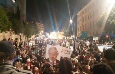 یورش نتانیاهو 7 226x145 - تصاویر/ یورش مظاهره کننده گان خشمگین به خانه صدراعظم رژیم صهیونیستی