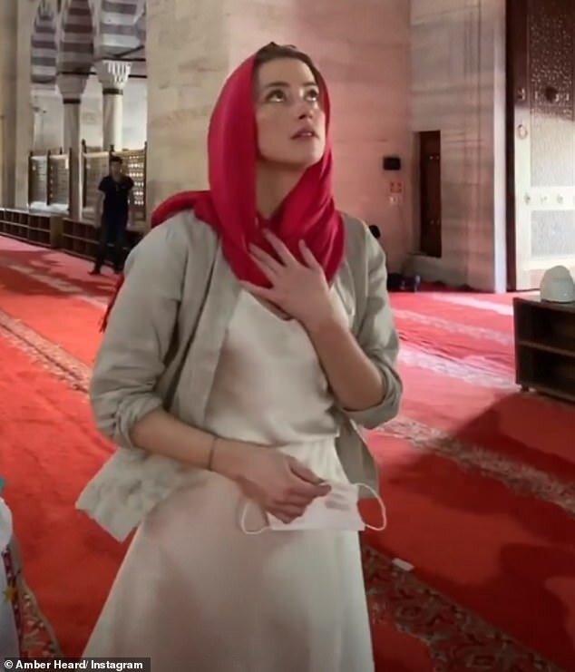 امبر هرد 2 - حضور جنجالی خانم بازیگر در مسجدی در ترکیه + تصاویر