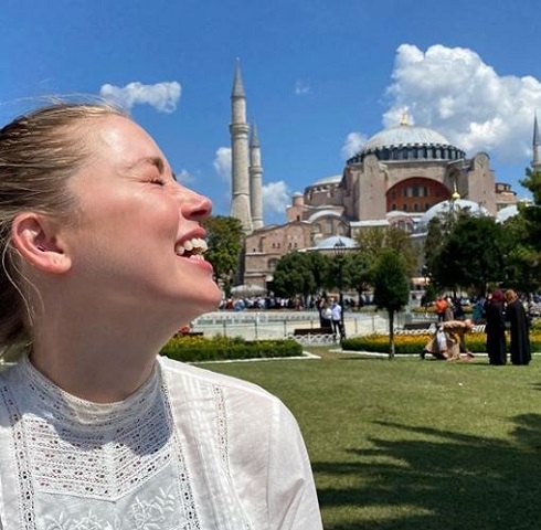 امبر هرد 3 - حضور جنجالی خانم بازیگر در مسجدی در ترکیه + تصاویر