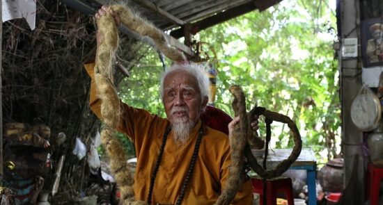 داستان عجیب پیرمردی که ۸۰ سال موهایش را کوتاه نکرده است! + تصاویر