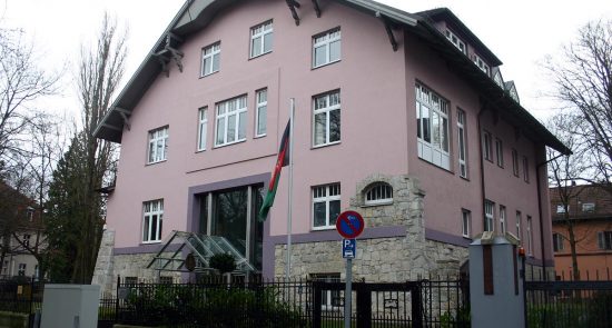 سفارت افغانستان برلین 550x295 - شکایت مهاجرین افغان از وجود فساد در سفارت افغانستان در برلین