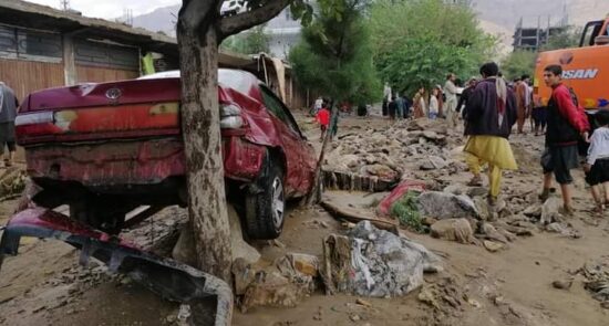 سیلاب پروان 3 550x295 - تلفات و خسارات سنگین جاری شدن سیلاب ها در نقاط مختلف کشور
