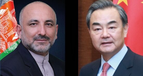 وانگ یی محمد حنیف اتمر 550x295 - اعلام حمایت چین از رهبری روند صلح توسط دولت افغانستان
