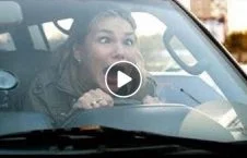ویدیو/ پرت شدن دریور زن از موتر پس از تصادف