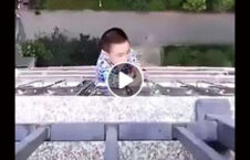 ویدیو/ نجات یک طفل معلق از بالای تعمیر بلند