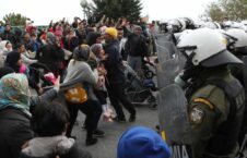 پناهجو یونان 226x145 - تداوم تنش ها در لسبوس یونان؛ پناهجویان معترض خواستار مساعدت اتحادیه اروپا شدند