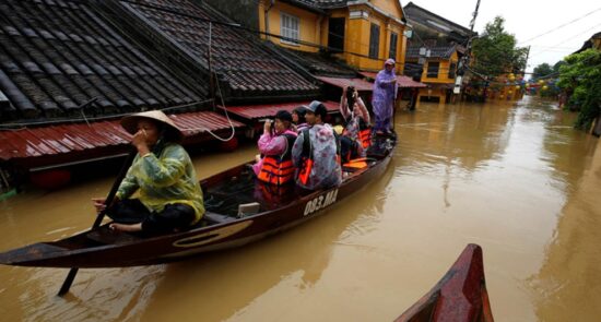 جاری شدن سیلاب های مرگبار در ولایات مرکزی ویتنام