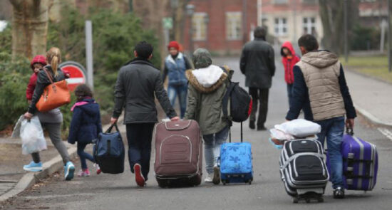 مهاجرین 550x295 - گزارش اداره مهاجرت ترکیه درباره تعداد مهاجرین اخراج شده در سال جاری
