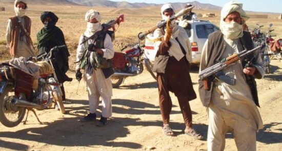 اخاذی طالبان از باشنده گان محلی در مناطق سرحدی پاکستان با افغانستان