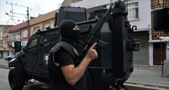 پولیس ترکیه 550x295 - حمله خونین نیروهای امنیتی ترکیه بالای یک موتر حامل مهاجرین