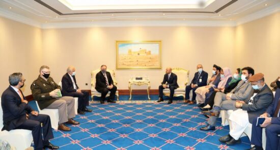 پومپیو قطر 550x295 - جزییات دیدار وزیر امور خارجۀ امریکا با هیئت حکومت افغانستان و طالبان