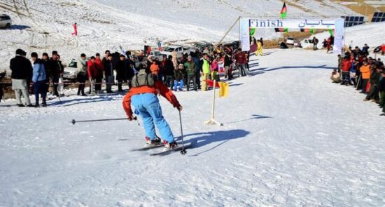 اشتراک بیش از ۶۰ ورزشکار در رقابت‌های اسکی بامیان