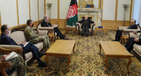 اشرف غنی راس ویلسن سکات میلر 550x295 - دیدار رییس جمهور غنی با شارژدافیر سفارت امریکا در کابل و قوماندان عمومی ماموریت حمایت قاطع