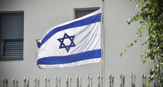 سفارت اسراییل 1 550x295 - هشدار نفتالی بنت از خطر وقوع جنگ داخلی در اسراییل