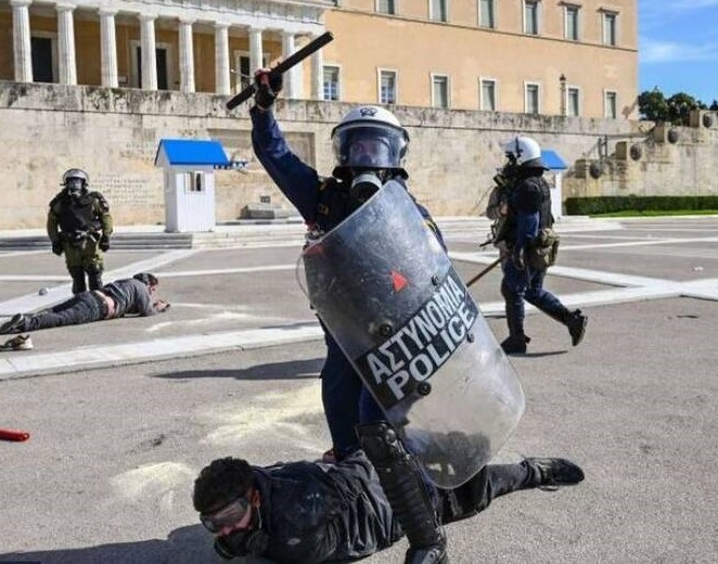 پولیس یونان - تصویر/ درگیری پولیس یونان با محصلین