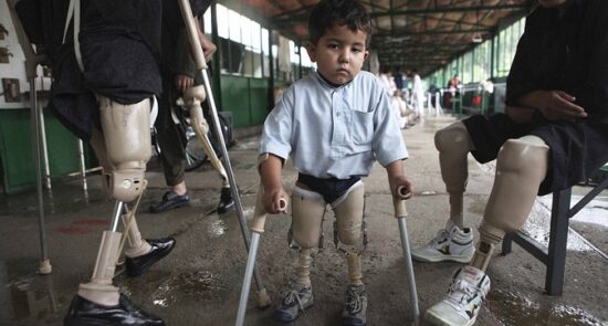 ماین 550x295 - سوءاستفاده خارجی ها از اطفال افغان برای پاکسازی میدان های ماین