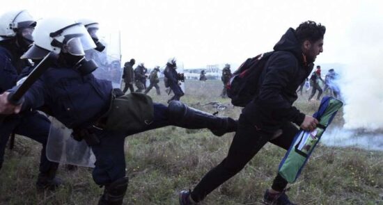 یونان پولیس 550x295 - واکنش وزیر امور مهاجرت یونان به برخورد غیر انسانی نیروهای سرحدی این کشور با پناهجویان