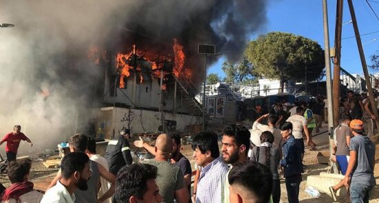 آتش‌ لیسبوس یونان 550x295 - محاکمه دو باشنده افغان به جرم دست داشتن در آتش‌سوزی کمپ جزیرۀ لیسبوس یونان