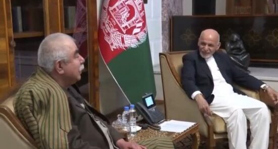 اشرف غنی مارشال دوستم 1 550x295 - خیانت چه کسانی منجر به سقوط حکومت پیشین افغانستان شد؟