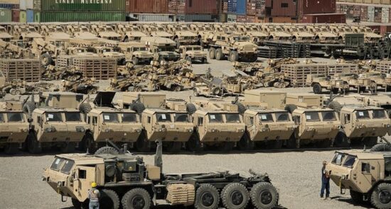امریکا موتر 550x295 - آغاز برنامهٔ انتقال تجهیزات نظامیان امریکایی از افغانستان