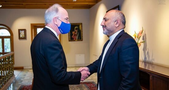 بررسی نتایج نشست صلح مسکو در دیدار حنیف اتمر با شارژدافیر سفارت امریکا مقیم کابل