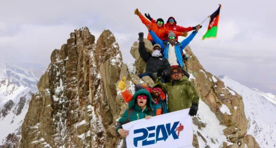 صعود دو بانوی کوهنورد به بلندترین قله کوه بابا در بامیان