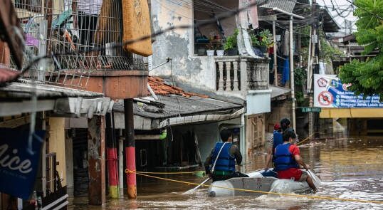 جاری شدن سیلاب های مرگبار در اندونزیا