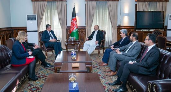 محمد حنیف اتمر استفانو پونته کورو 550x295 - استقبال وزیر امور خارجه از حمایت ناتو از پروسهٔ صلح افغانستان