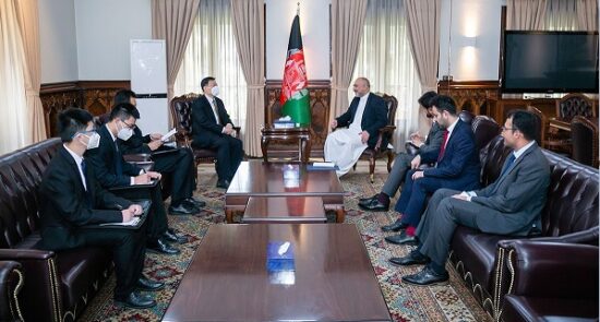 محمد حنیف اتمر وانگ یو 550x295 - تاکید وزیر امور خارجه بر گسترش همکاری ها میان افغانستان و چین