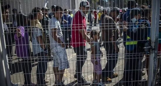 پناهجو مکزیک امریکا 550x295 - انتقاد شدید رسانه امریکایی از ورود مهاجرین غیرقانونی به ایالات متحده