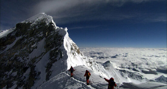 صعود سه خواهر نیپالی به قله اورست!
