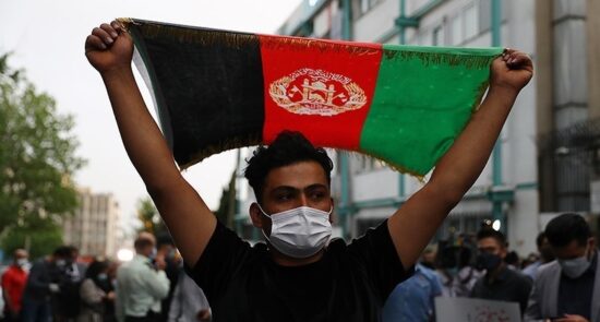 محکومیت حمله تروریستی بر مکتب سیدالشهداء کابل در مقابل سفارت افغانستان در ایران + تصاویر