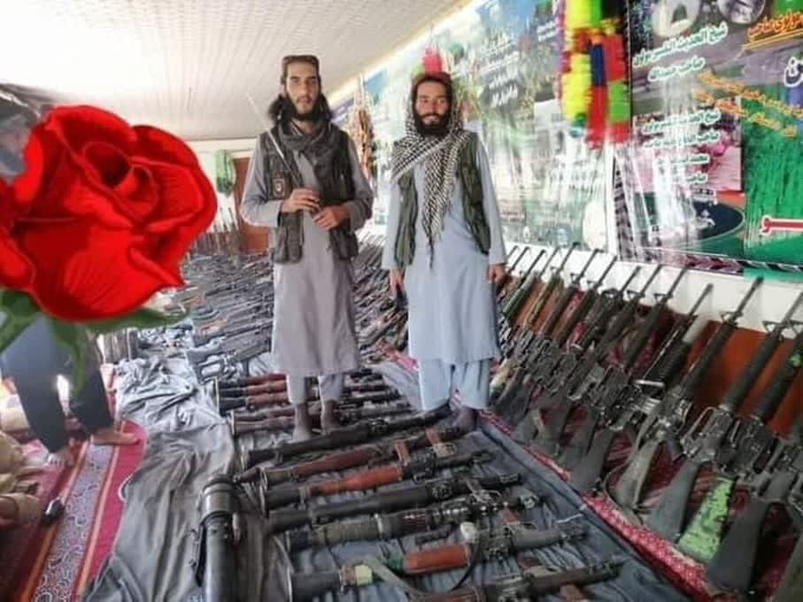 تسلیحات طالبان میدان وردک - تصویر/ تسلیحات به غنیمت گرفته شده توسط طالبان در ولایت میدان وردک