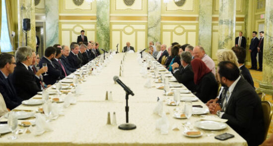 دیدار رییس جمهور غنی با گروه دوستان امریکایی در نخستین روز سفرش به ایالات متحده
