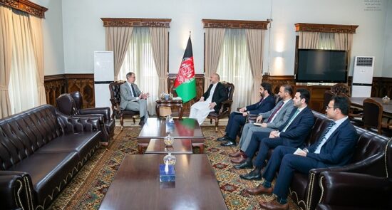 محمد حنیف اتمر آندری ون‌برند 550x295 - دیدار وزیر امور خارجه جمهوری اسلامی افغانستان با سفیر اتحادیه اروپا