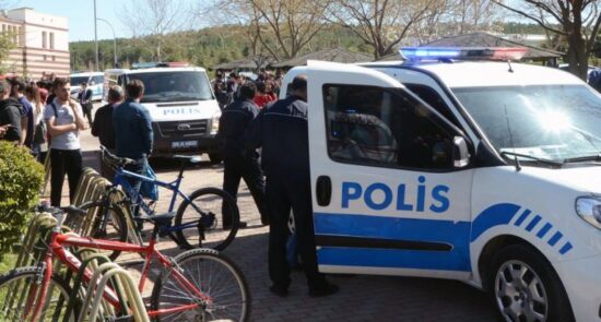 ترکیه پولیس 550x295 - ادامه روند اخراج اجباری پناهجویان افغان از ترکیه