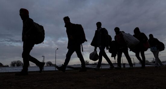 مهاجرت 550x295 - گزارش مقام‌های بریتانیا از مهاجرت گسترده باشنده گان افغانستان به سوی اروپا