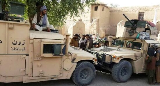موتر زرهدار طالبان 550x295 - گزارش یک منبع خارجی از شمار غنائم جنگی طالبان از پایگاه های اردوی ملی