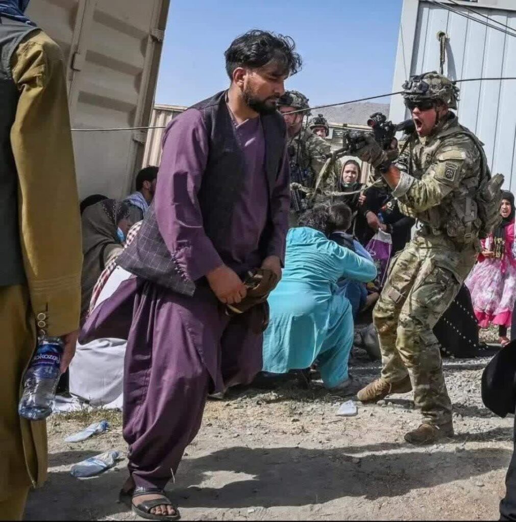 امریکا میدان هوایی کابل 1011x1024 - تصویر/ حمله نظامیان خارجی به مردم در میدان هوایی کابل