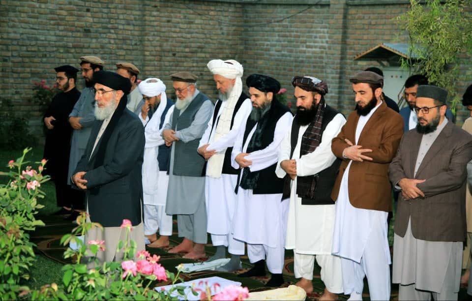 گلبدین حکمتیار طالبان نماز - تصویر/ طالبان و ادای نماز به امامت گلبدین حکمتیار