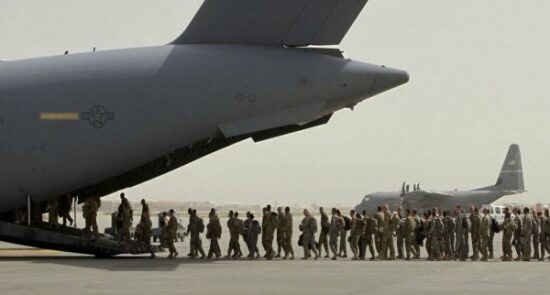 امریکا کابل فرار 550x295 - انتقاد سناتور امریکایی از عملکرد عجولانه جو بایدن در خروج قوای نظامی این کشور از افغانستان