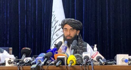 ذبیح الله مجاهد1 550x295 - اعضای جدید کابینه طالبان معرفی شدند