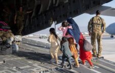 طفل افغان میدان هوایی کابل 226x145 - آغاز بررسی دوسیه‌های مهاجرین افغان از سوی وزارت دفاع ملی امریکا
