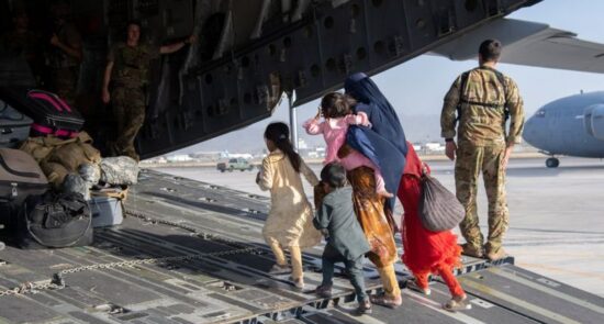 طفل افغان میدان هوایی کابل 550x295 - آغاز بررسی دوسیه‌های مهاجرین افغان از سوی وزارت دفاع ملی امریکا