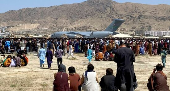 میدان هوایی کابل 2 550x295 - گزارش واشینگتن پست از روند خروج ترجمان های افغان‌ پس از روی کارآمدن طالبان