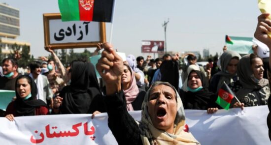تظاهرات 550x295 - حمایت عفو بین‌الملل از اعتراض‌های زنان افغان در حاکمیت طالبان