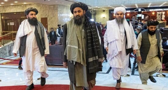 طالبان 2 550x295 - انتقاد دیدبان حقوق بشر از تمدید معافیت سفر مقام‌های طالبان